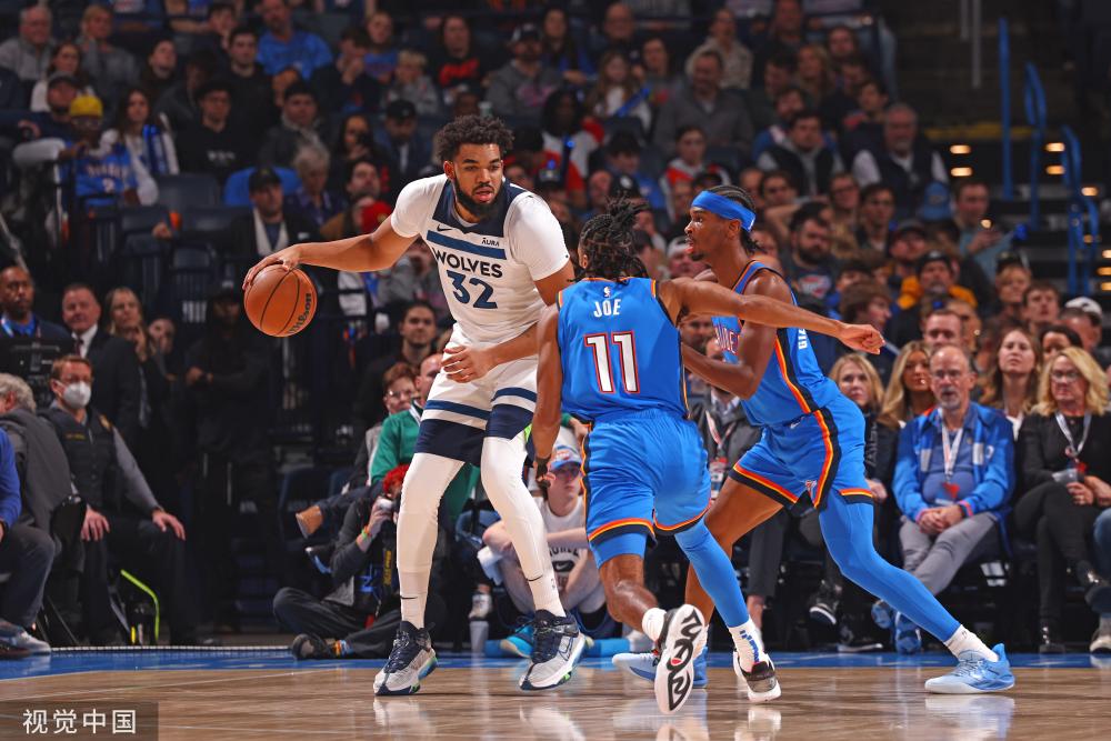 并且表现出 并且表现出