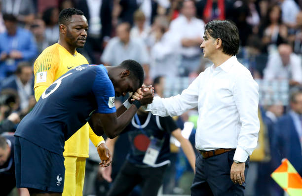 一位钢琴演 一位钢琴演